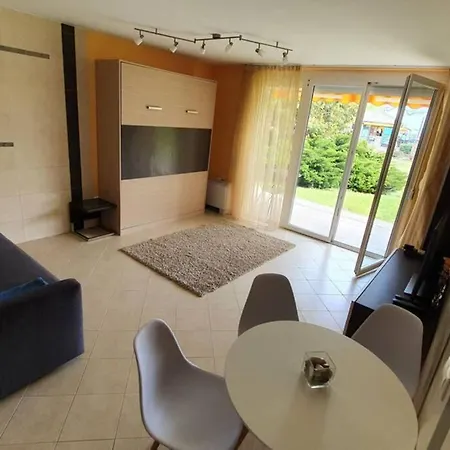 Apartment Igenyes 4 Fos Koezvetlen A Strandnal Csopak